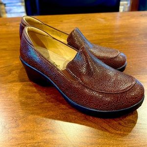 Never Worn Algeria Emma Clogs size 39, US size 8.5